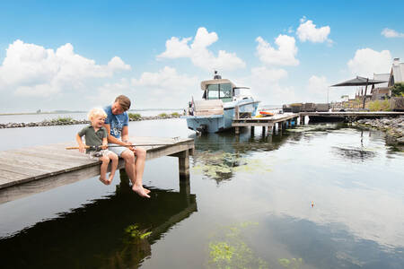 Vater und Sohn angeln an einem Steg im Ferienpark Oesterdam Resort