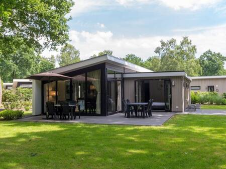 Ferienhaus mit Gartenmöbeln auf der Terrasse im Ferienpark Park Berkenrhode