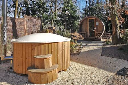 Ein Whirlpool und eine Sauna im Ferienpark Park Berkenrhode