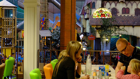 Familie im größten Indoor-Spielplatz in den Benelux-Ländern „Kids Valley“ des Park Molenheide