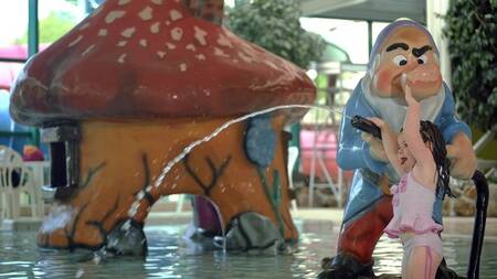 Mädchen an Spielgeräten im Hallenbad des Ferienparks Park Molenheide