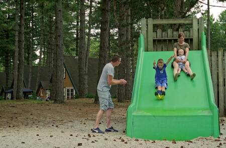 Kinder spielen auf einem Spielplatz im Ferienpark Park Molenheide