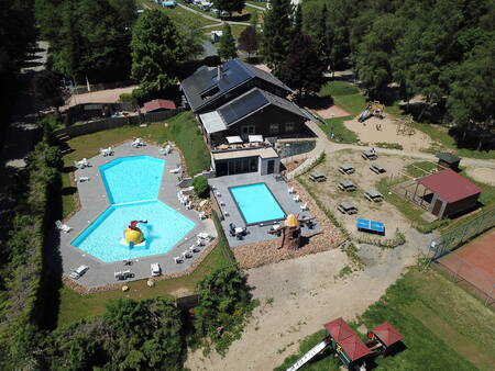 Luftaufnahme der Aussenpools des Ferienparks Petite Suisse