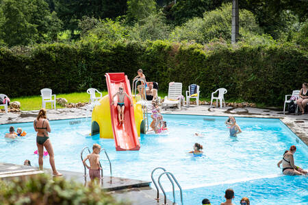 Menschen schwimmen im Freibad des Ferienparks Petite Suisse