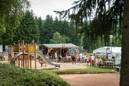 Spielende Kinder auf einem Spielplatz im Ferienpark Petite Suisse