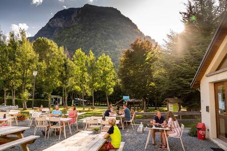 Die Terrasse des Restaurants im Ferienpark RCN Belledonne