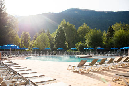 Liegestühle am Außenpool des Ferienparks RCN Belledonne