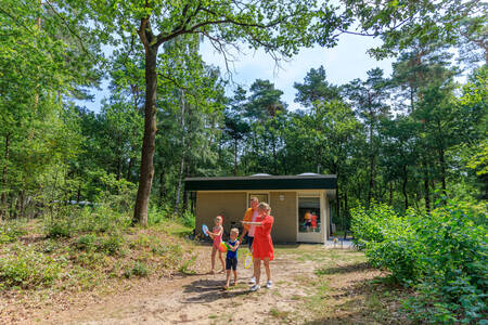 Familie in einem Ferienhaus im Ferienpark RCN De Noordster