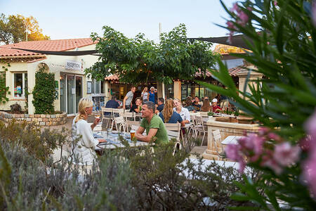 Menschen auf der Terrasse des Restaurants im Ferienpark RCN Domaine de la Noguière