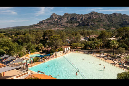 Luftaufnahme des Außenpools des Ferienparks RCN Domaine de la Noguière