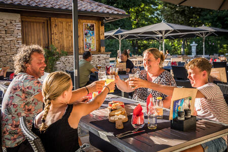 Familie auf der Terrasse des Bistros "les Saveurs" im Ferienpark RCN La Bastide en Ardèche