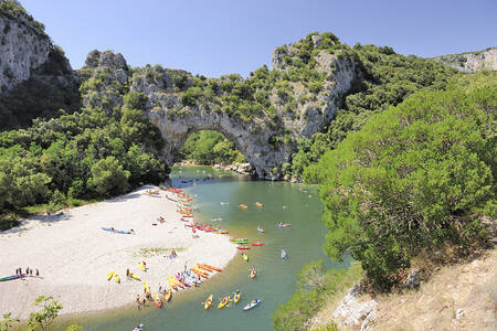 Strand am Fluss Ardèche neben dem Ferienpark RCN La Bastide en Ardèche