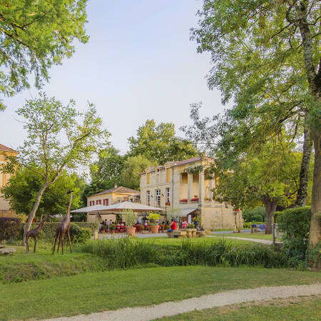 Die Terrasse des Bistros "Les Saveurs" im Ferienpark RCN Le Moulin de la Pique