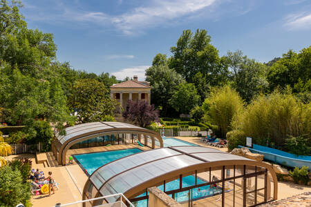 Swimmingpool mit Schiebedach im Ferienpark RCN Le Moulin de la Pique