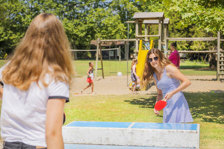 Kinder spielen Tischtennis auf dem Spielplatz des Ferienparks RCN Le Moulin de la Pique