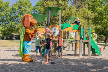 Kinder zusammen mit Alex und Sammy auf dem Spielplatz des Ferienparks RCN Le Moulin de la Pique