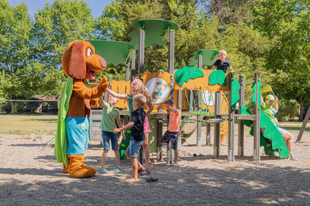 Kinder zusammen mit Alex und Sammy auf dem Spielplatz des Ferienparks RCN Le Moulin de la Pique