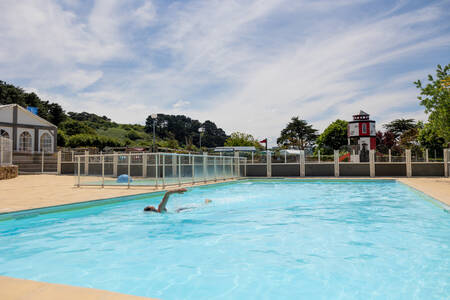 Mann schwimmt im Außenpool des Ferienparks RCN Port l'Epine