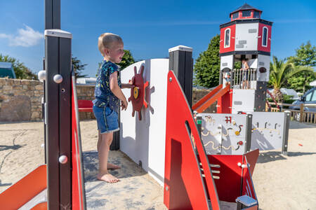 Kind spielt auf Spielgeräten auf dem Spielplatz des Ferienparks RCN Port l'Epine