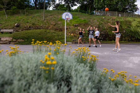 Kinder spielen Basketball im Ferienpark RCN Val de Cantobre