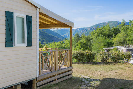 Ein Chalet mit Veranda im Ferienpark RCN Val de Cantobre