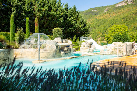 Das Freibad mit Springbrunnen des Ferienparks RCN Val de Cantobre