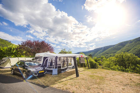 Ein Stellplatz mit schöner Aussicht auf den Ferienpark RCN Val de Cantobre
