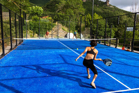 Tennisspieler auf dem Tennisplatz des Ferienparks RCN Val de Cantobre