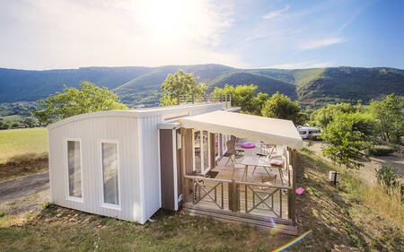 Ein Mobilheim mit Veranda im Ferienpark RCN Val de Cantobre