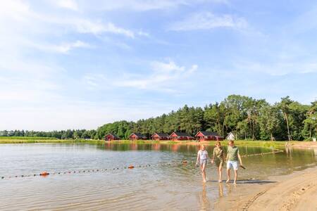 Familienwanderungen durch das Wasser des Sees im Ferienpark RCN de Flaasbloem