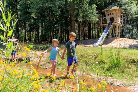 Kinder auf einem Spielplatz im Ferienpark RCN de Flaasbloem