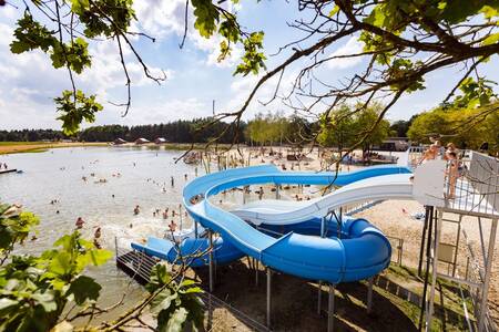 Große Wasserrutschen auf dem Erholungssee im Ferienpark RCN de Flaasbloem