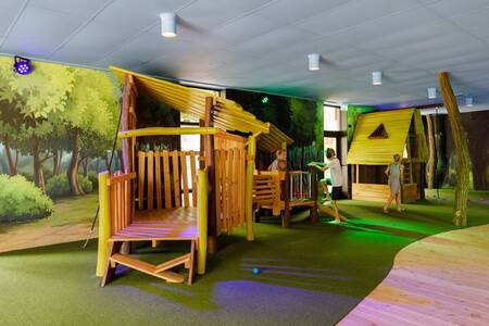 Kinder spielen auf dem Indoor-Spielplatz des Ferienparks RCN de Jagerstee