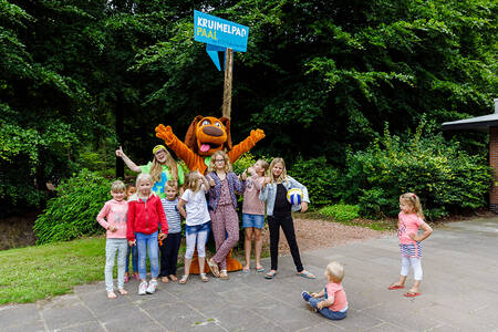 Kinder mit Alex und Sammy im Kruimelpadpaal im Ferienpark RCN de Roggeberg