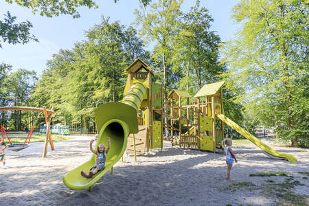 Kinder spielen auf dem großen Spielplatz im Ferienpark RCN de Roggeberg