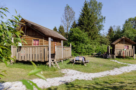 Waldhütten auf einem Weg im Ferienpark RCN de Roggeberg