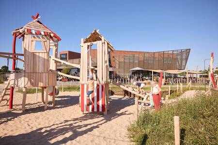 Kinder spielen auf dem Spielplatz des Ferienparks RCN de Schotsman