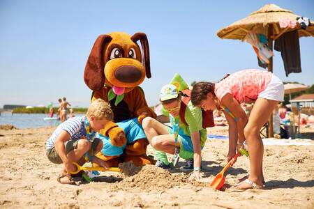 Kinder spielen am Strand des Veerse Meer im Ferienpark RCN de Schotsman