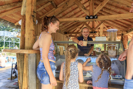 Kinder kaufen ein Eis in der Eisdiele im Ferienpark RCN het Grote Bos