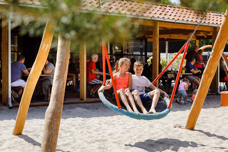 Kinder auf dem Spielplatz der Brasserie La Forêt im Ferienpark RCN het Grote Bos