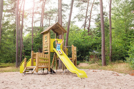 Kind spielt auf einem Spielplatz im Ferienpark RCN het Grote Bos