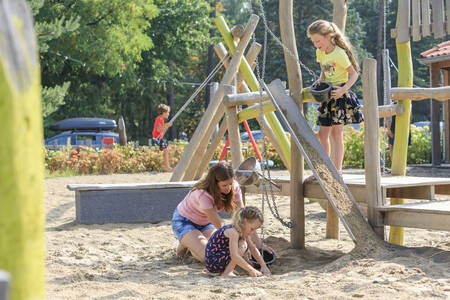 Kinder spielen auf dem Spielplatz im Ferienpark RCN het Grote Bos