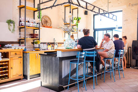 Leute an der Bar im Ferienpark RCN la Ferme du Latois