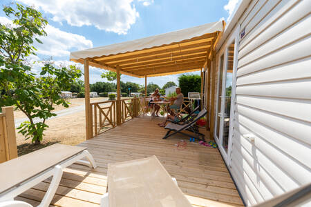 Chalet mit überdachter Veranda im Ferienpark RCN la Ferme du Latois