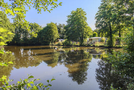 Chalets an einem See im Ferienpark RCN la Ferme du Latois