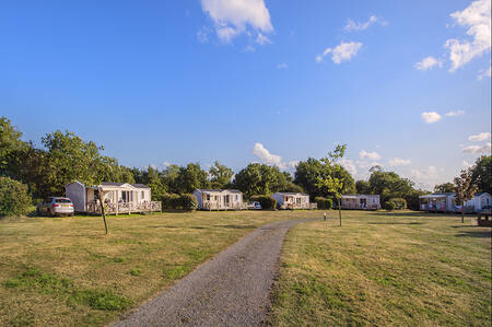 Chalets auf einem Feld im Ferienpark RCN la Ferme du Latois