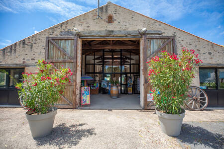 Hauptgebäude des Ferienparks RCN la Ferme du Latois mit Restaurant, Supermarkt und Bistro