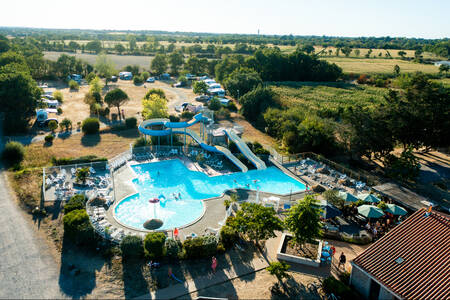 Luftaufnahme des Außenpools und des Campingplatzes des Ferienparks RCN la Ferme du Latois