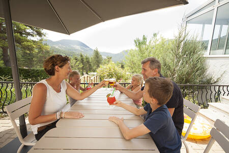 Familie auf der Terrasse des Bistros im Ferienpark RCN les Collines de Castellane