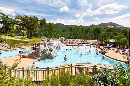 Menschen im Außenpool des Ferienparks RCN les Collines de Castellane